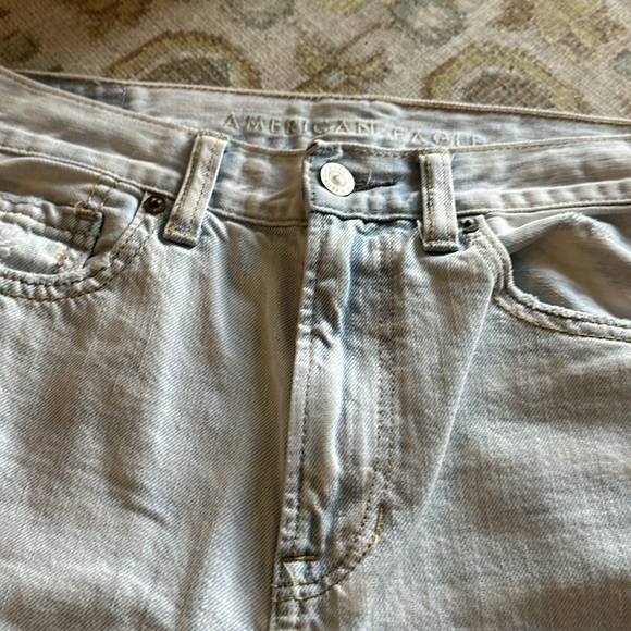 American Eagle mom Jean light blue ripped 😇size 2 - Picture 3 of 8